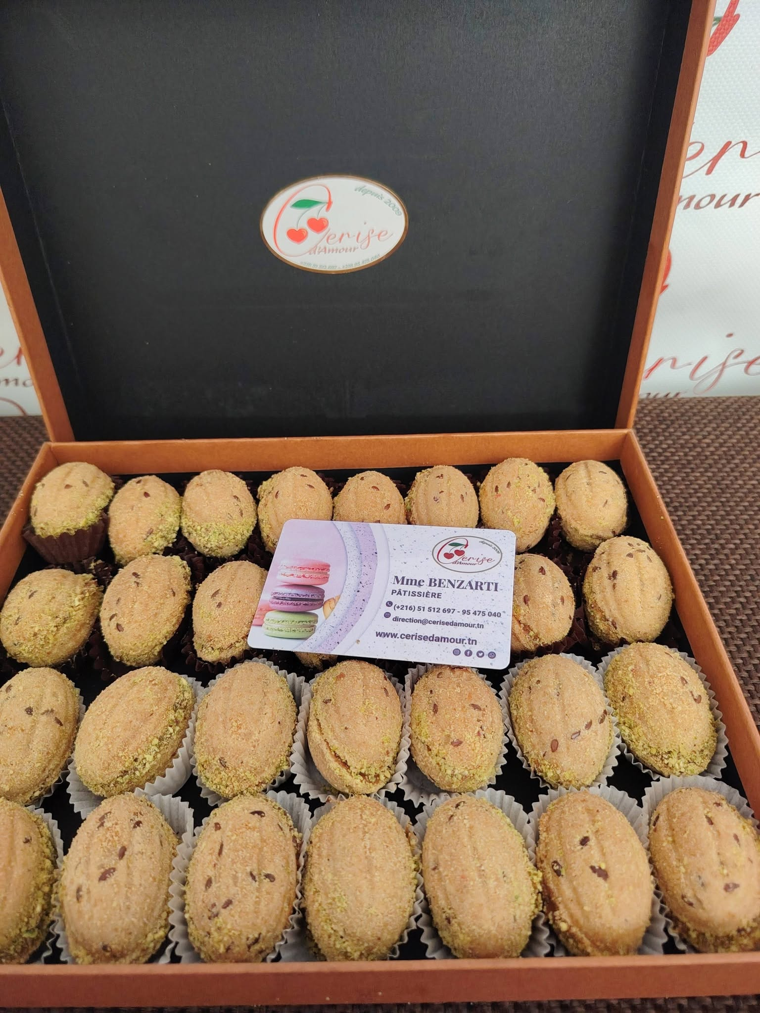 Coffret de Gâteaux Traditionnels "Mlabes" ou Sablés Farcis